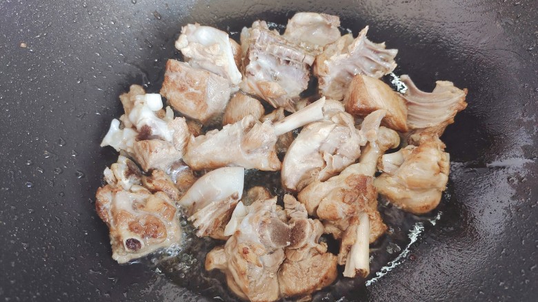 香菇烧鸭肉,起油锅，油热后下鸭块，煸炒至稍稍呈金黄色