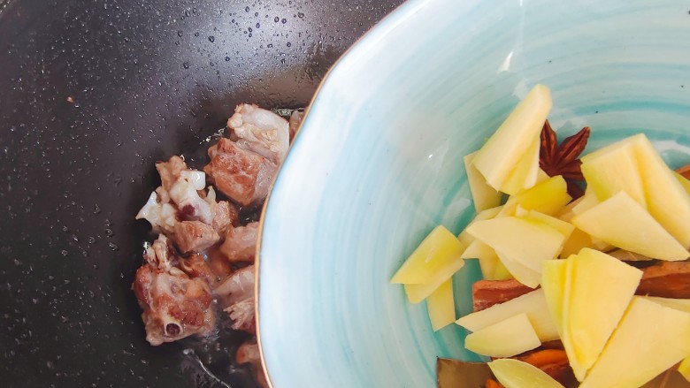 香菇烧鸭肉,加入生姜和大料，翻炒十余秒