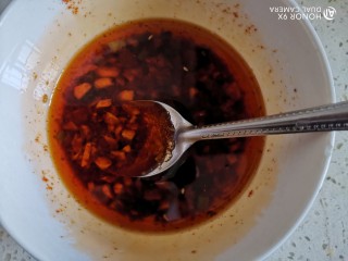 凉拌蒸茄子,加入一勺生抽，一勺醋，一勺糖，适量的盐，鸡精搅拌均匀