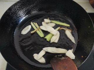 炒合菜,在另起锅烧油葱炝锅，加入上药片