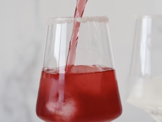 蔓越莓鸡尾酒,5、 将调好的鸡尾酒倒入杯子中。