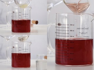 蔓越莓鸡尾酒,4、加入柠檬汁10ml、玫瑰糖浆10ml、朗姆酒50ml，放入冰块后摇均。