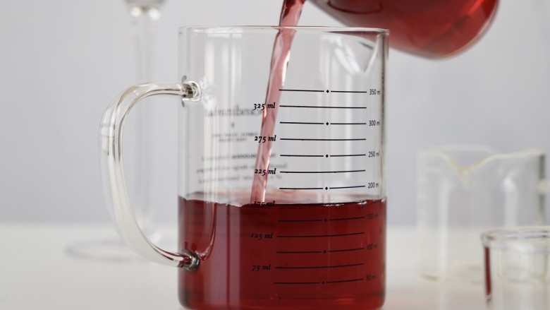 蔓越莓鸡尾酒,3、另外找一个大一些的杯子倒入<a style='color:red;display:inline-block;' href='/shicai/ 109180'>蔓越莓果汁</a>。