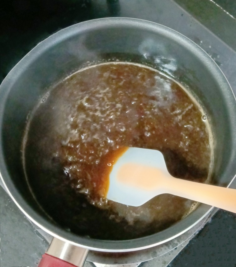 梨膏,中间用勺子不停的搅拌，以防锅底焦糊