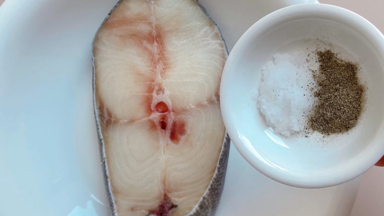 百里香蔓越莓烤鳕鱼,2、鳕鱼解冻后，用厨房纸吸干表面水分并抹上一层薄盐，撒上胡椒粉。