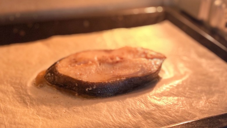 百里香蔓越莓烤鳕鱼,4、将鳕鱼放入烤盘中，200度烤15分钟。