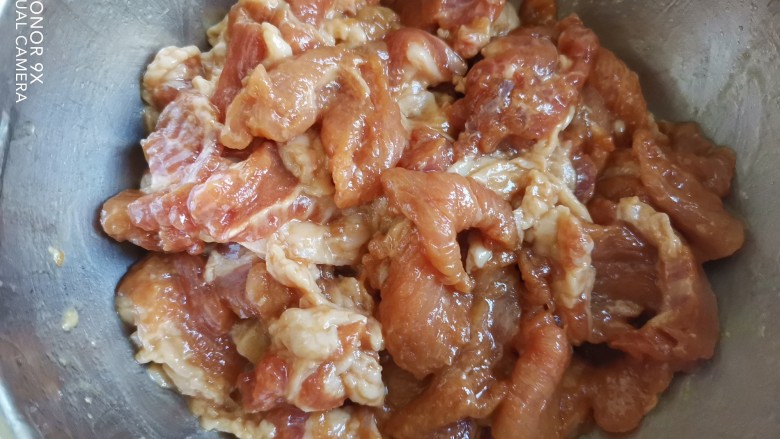 西红柿炖猪肉,加入适量的食用油，抓拌均匀，腌制半个小时