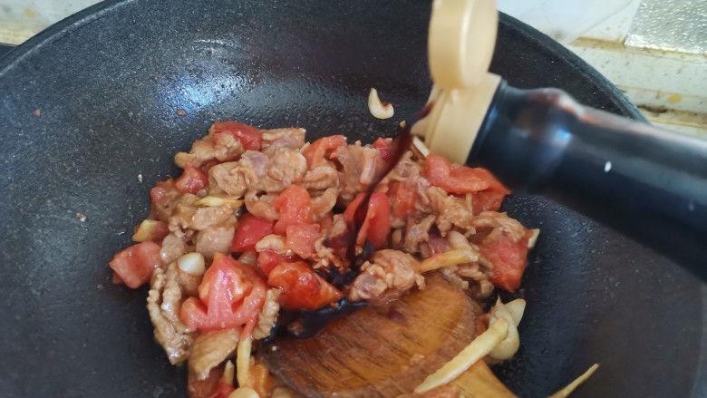 西红柿炖猪肉,加入一勺生抽，翻炒均匀