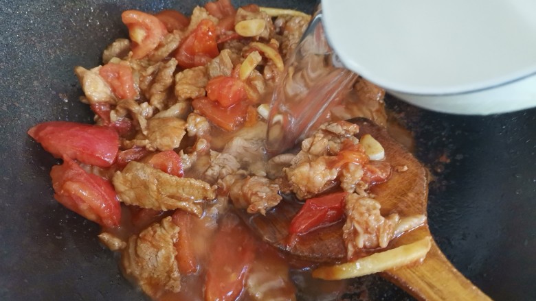 西红柿炖猪肉,加入一碗水炖五分钟