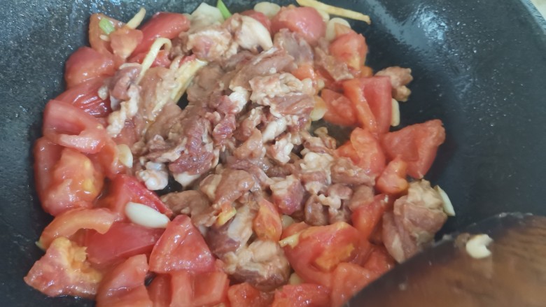 西红柿炖猪肉,加入腌制好的肉片翻炒至变色