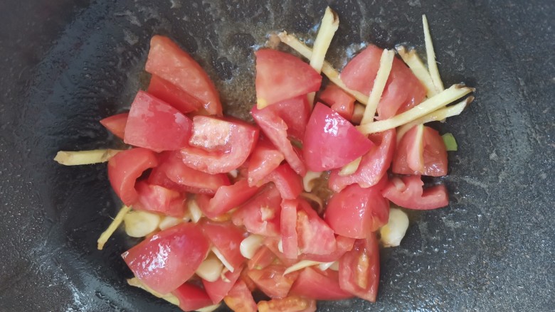西红柿炖猪肉,下入西红柿，翻炒出红油