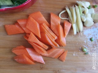 五花肉炒黄瓜,胡萝卜切成片，姜切丝，大蒜切片，葱切段