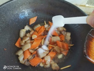 五花肉炒黄瓜,一勺生抽翻炒均匀，加入一勺盐调味