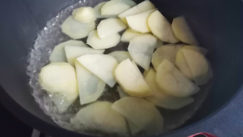土豆炒腊肠,锅中烧开水，加少量油和盐，放入土豆焯水1分钟捞出过凉。