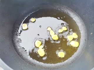 土豆炒腊肠,另起锅热油，倒入蒜片爆香，