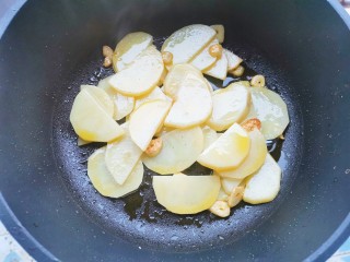土豆炒腊肠,加入土豆迅速翻炒，