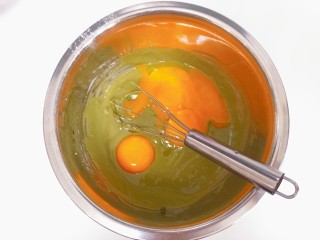 抹茶红豆蛋糕卷,加入鸡蛋黄搅拌均匀备用