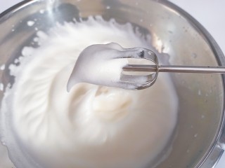 抹茶红豆蛋糕卷,用打蛋器打发至起弯钩
