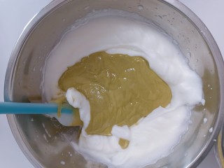抹茶红豆蛋糕卷,再把搅拌好的面糊倒回到蛋白霜中搅拌均匀