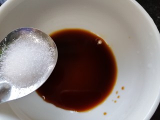 凉拌蒸茄子,开始准备酱汁，适量生抽加入一勺白糖