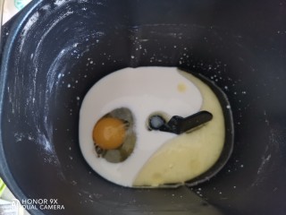 肉桂核桃吐司,面包桶里称入牛奶，鸡蛋，玉米油，盐，白砂糖