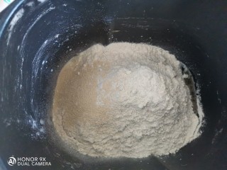 肉桂核桃吐司,再称入高筋面粉180克，全麦面包粉120克，酵母3克