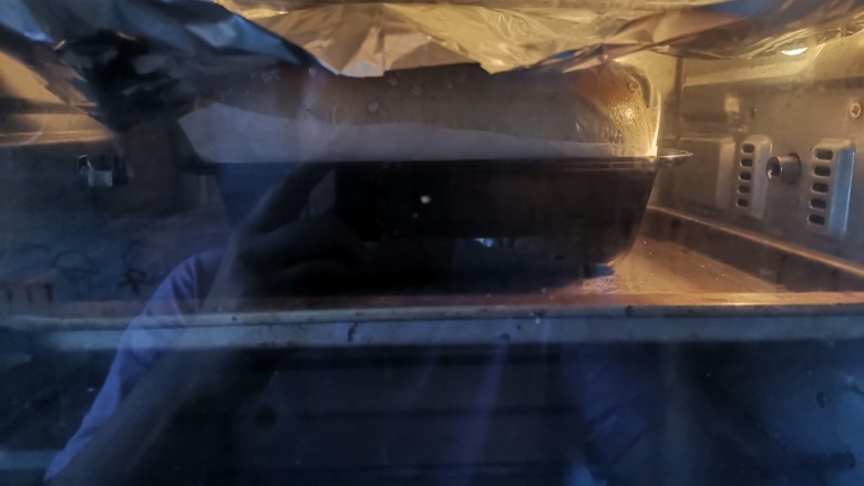 肉桂核桃吐司,送入预热好的烤箱，上下火180度烤20分钟，面包上色后盖上锡纸，防止上色过深