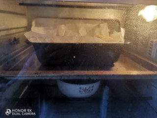 肉桂核桃吐司,二次发酵40分钟，烤箱开50度，里面放一碗开水增加湿度