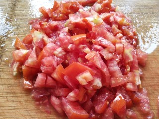 番茄牛肉焗饭,番茄切丁待用