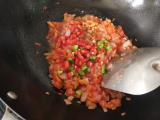 番茄牛肉焗饭,加入青红椒翻炒，