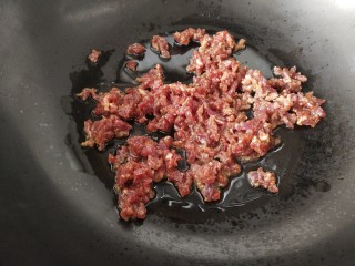番茄牛肉焗饭,锅里放油烧热，加入牛肉粒炒制变色