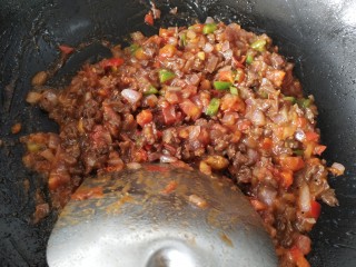 番茄牛肉焗饭,倒入牛肉丁炒一下，倒入适量的开水烧一会