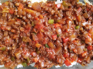 番茄牛肉焗饭,铺上炒好的牛肉酱