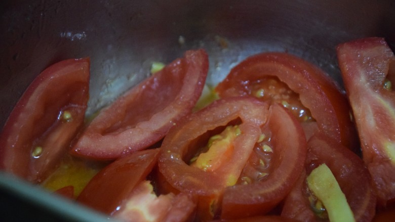 西红柿炖猪肉,倒入西红柿炒出汁