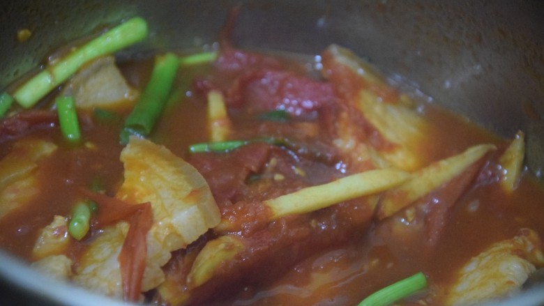 西红柿炖猪肉,加入青葱段和盐，翻炒均匀