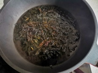 紫菜虾米蛋花汤,煮开。