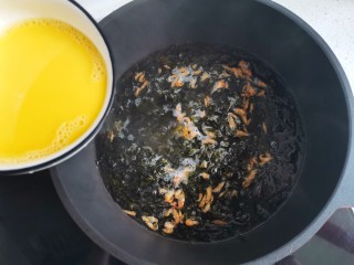 紫菜虾米蛋花汤,水滚了再沿锅边匀速淋入鸡蛋液，边淋边用筷子顺时针搅拌均匀。