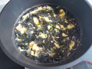 紫菜虾米蛋花汤,加香油调匀即可。