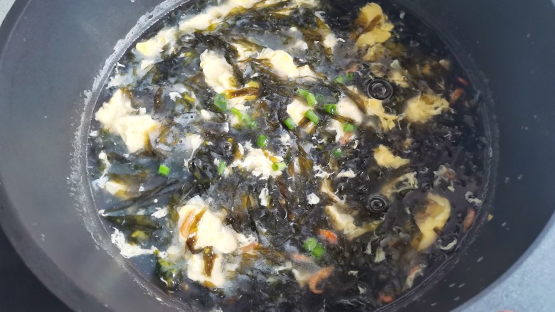 紫菜虾米蛋花汤,加香油调匀即可。