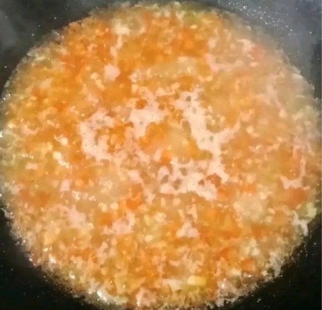 剁椒蒸芋头,适量清水煮开