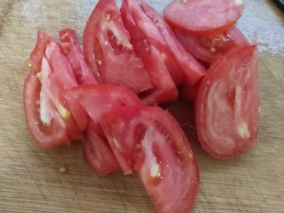 西红柿炖牛腩,西红柿泡一下水，清洗干净，切片