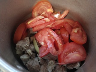 西红柿炖牛腩,把牛腩和西红柿以及姜片放在高压锅里