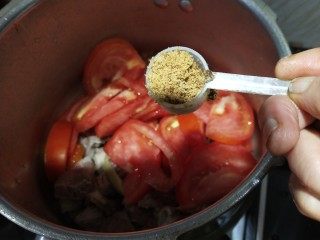 西红柿炖牛腩,加入一勺红糖，一点料酒