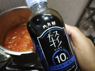 西红柿炖牛腩,最后用轻盐原汁酱油调味
