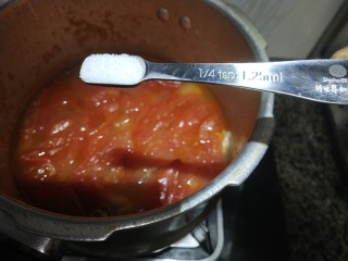 西红柿炖牛腩,烧好后加入一小勺盐