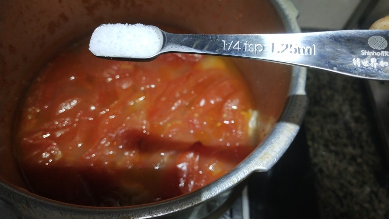 西红柿炖牛腩,烧好后加入一小勺盐