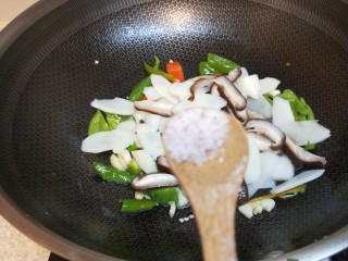 草菇炒山药,加入适量盐。
