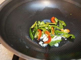 草菇炒山药,加入青红椒炒均匀。