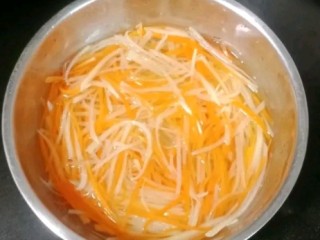 凉拌土豆胡萝卜丝,起锅烧水，水开放入土豆胡萝卜丝焯水，捞出放入凉开水中浸泡