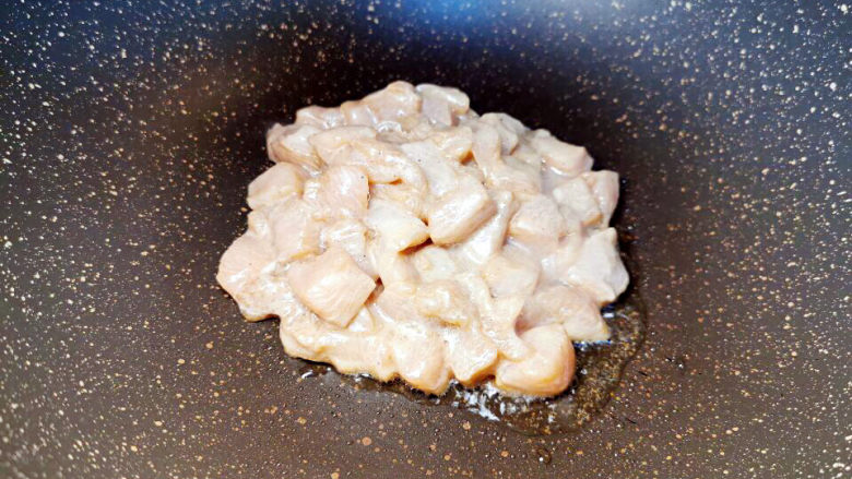 小炒鸡脯肉,鸡丁入锅，滑炒1~2分钟后捞出，锅子温度保持在70度